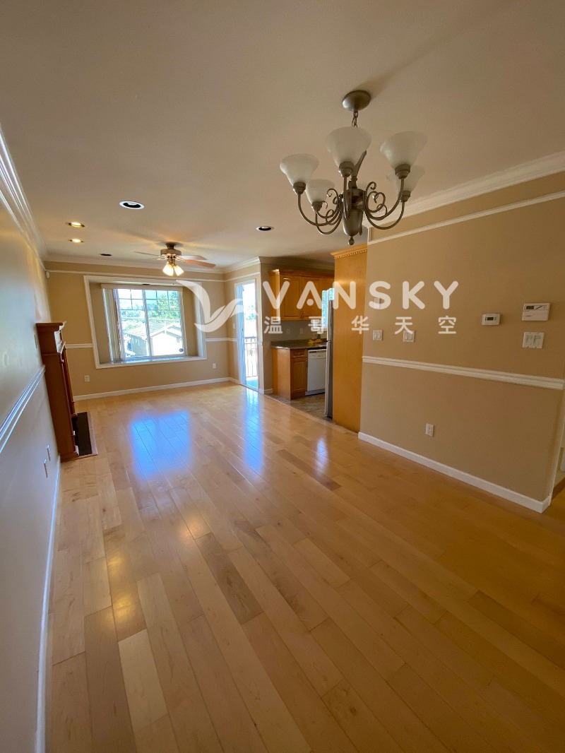 221228190810_04 Living Room.jpg